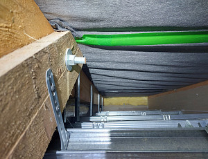 Zateplení stropu a šikmin podkroví pomocí foukané izolace